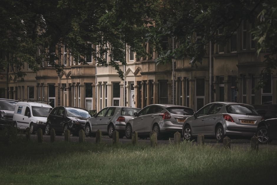 Σειρά από παρκαρισμένα αυτοκίνητα διαφόρων μαρκών σε δρόμο