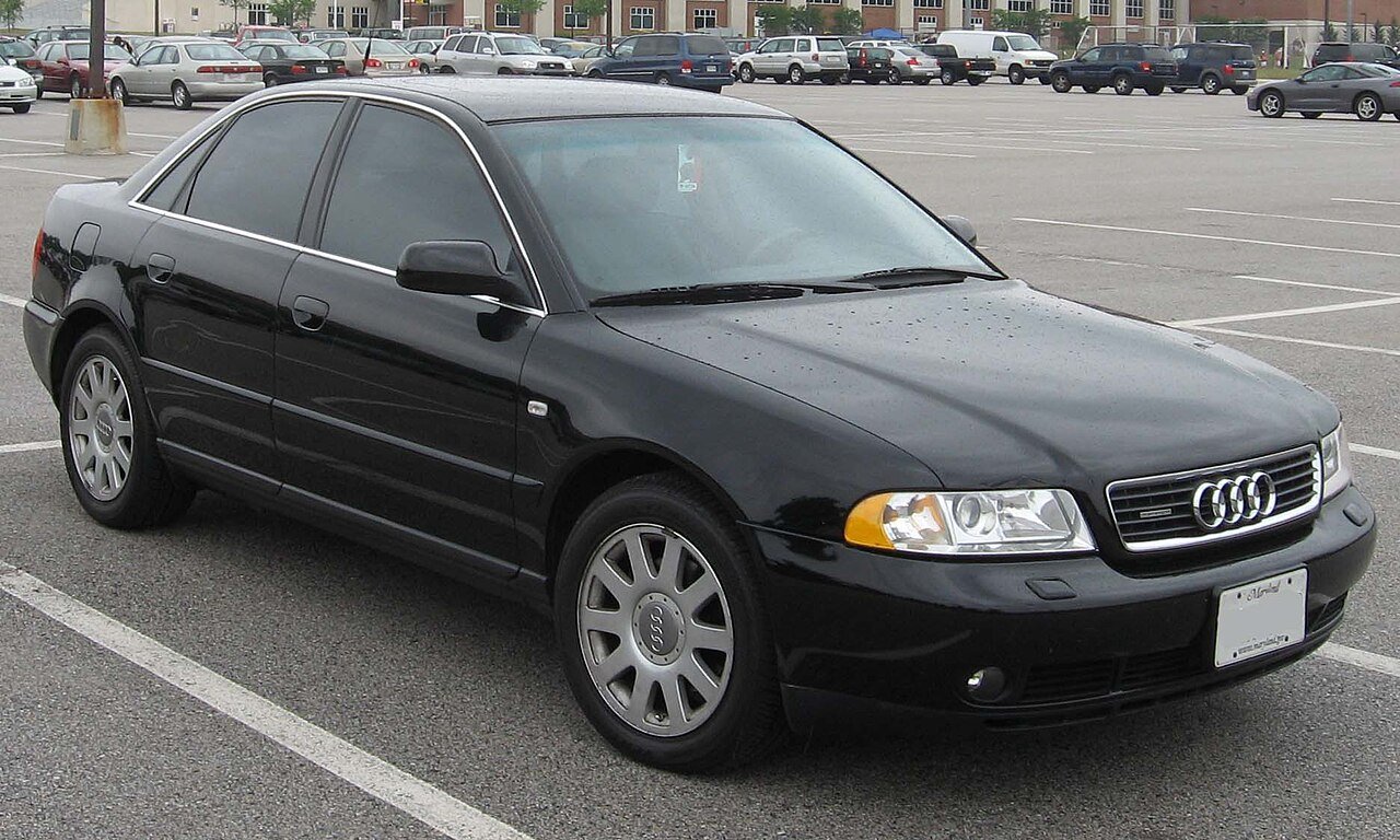 Μαύρο Audi A4 σταθμευμένο σε εξωτερικό χώρο στάθμευσης.