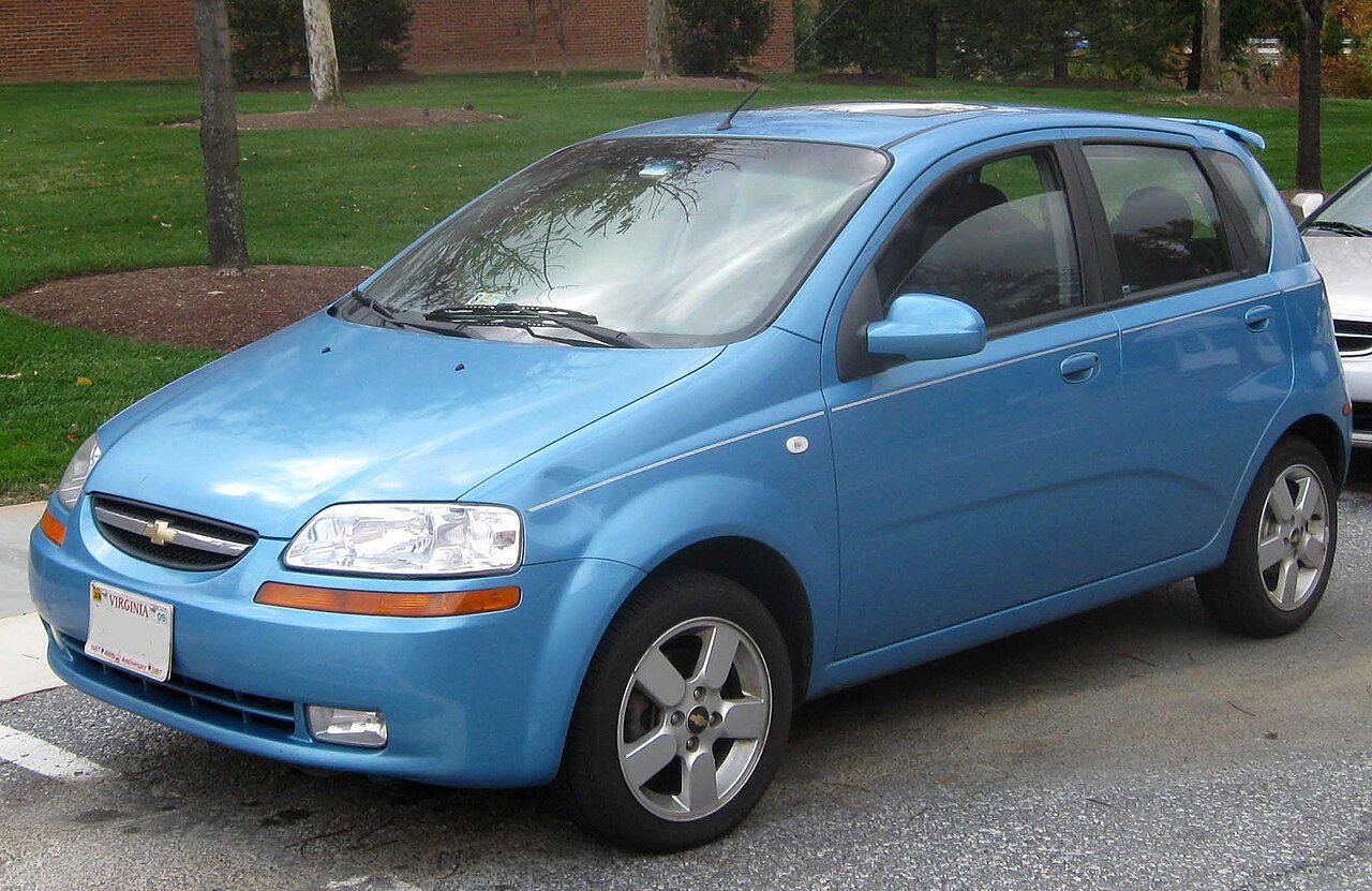 Μπλε Chevrolet Aveo hatchback σταθμευμένο σε εξωτερικό χώρο.