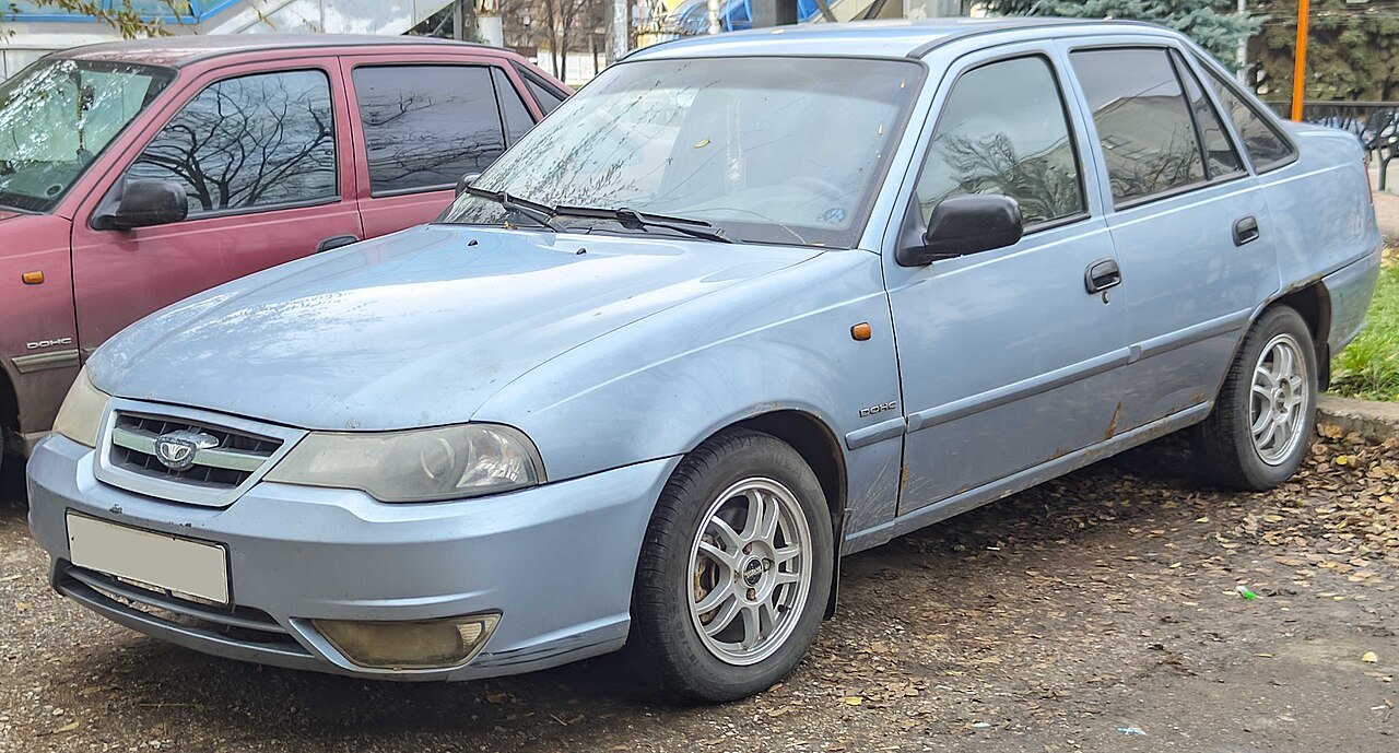 Μπλε Daewoo Nexia παρκαρισμένο σε εξωτερικό χώρο, με σκουριά.