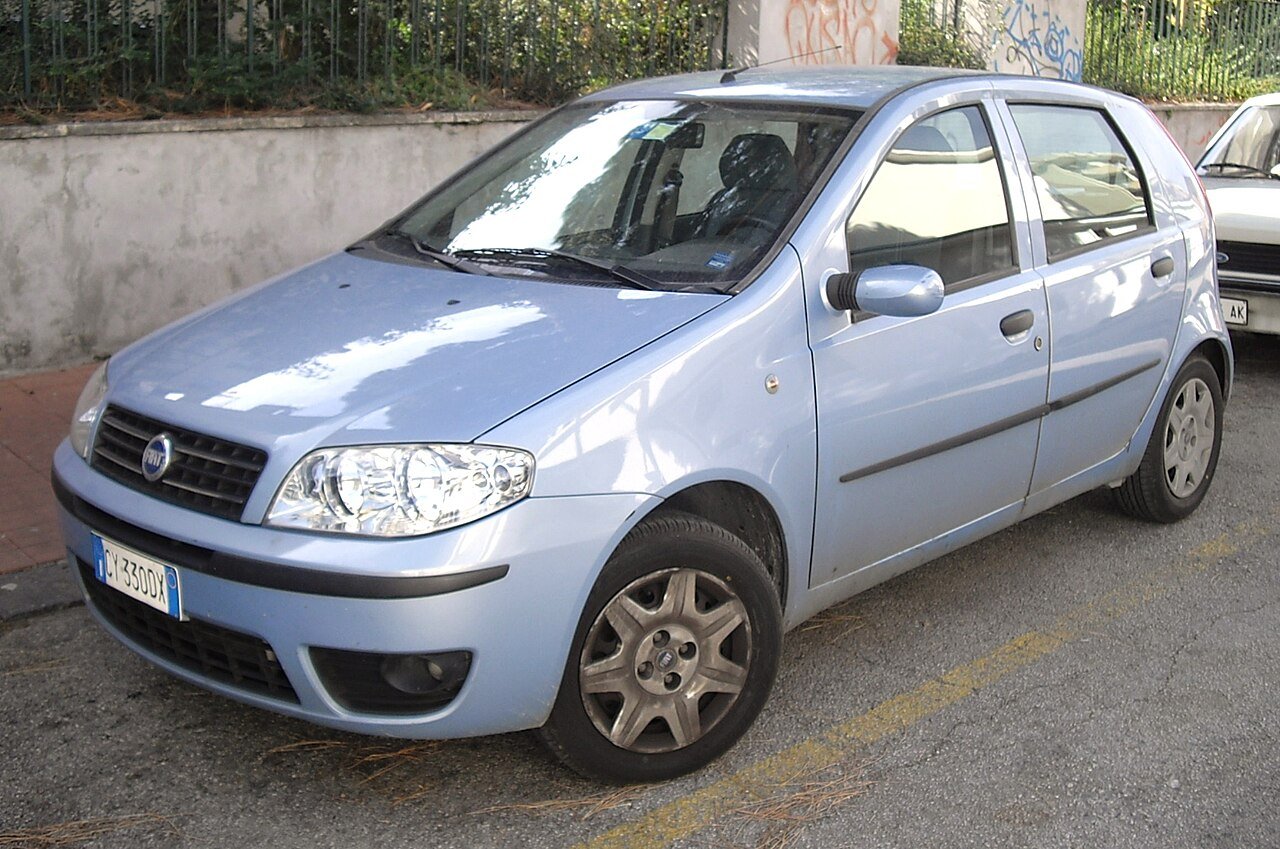 Μπλε Fiat Punto σταθμευμένο σε δρόμο, έτοιμο για απόσυρση.