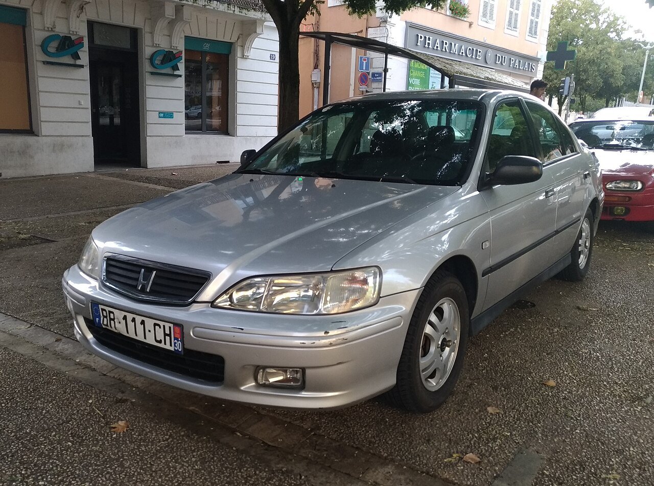 Ασημί Honda Accord σταθμευμένο στο δρόμο, με γαλλικές πινακίδες.