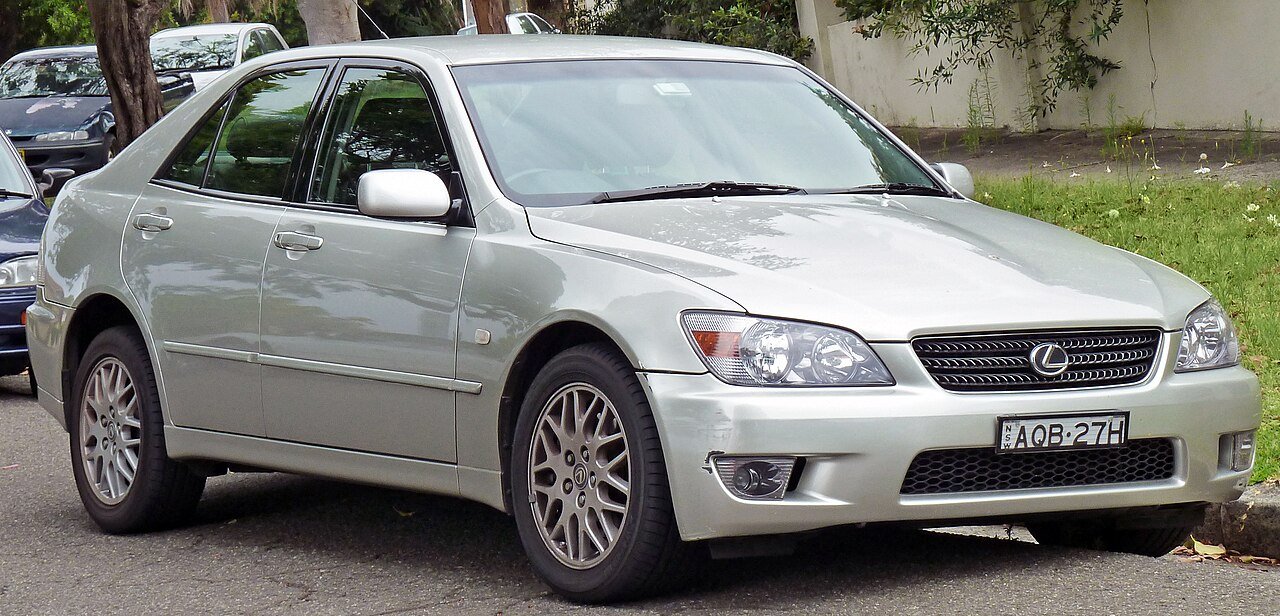 Ασημί Lexus IS200 παρκαρισμένο στο δρόμο, έτοιμο για απόσυρση.