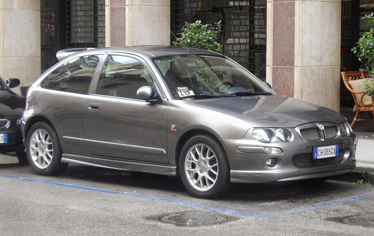 Γκρι MG ZS σταθμευμένο σε δρόμο, με μπλε γραμμές στάθμευσης.