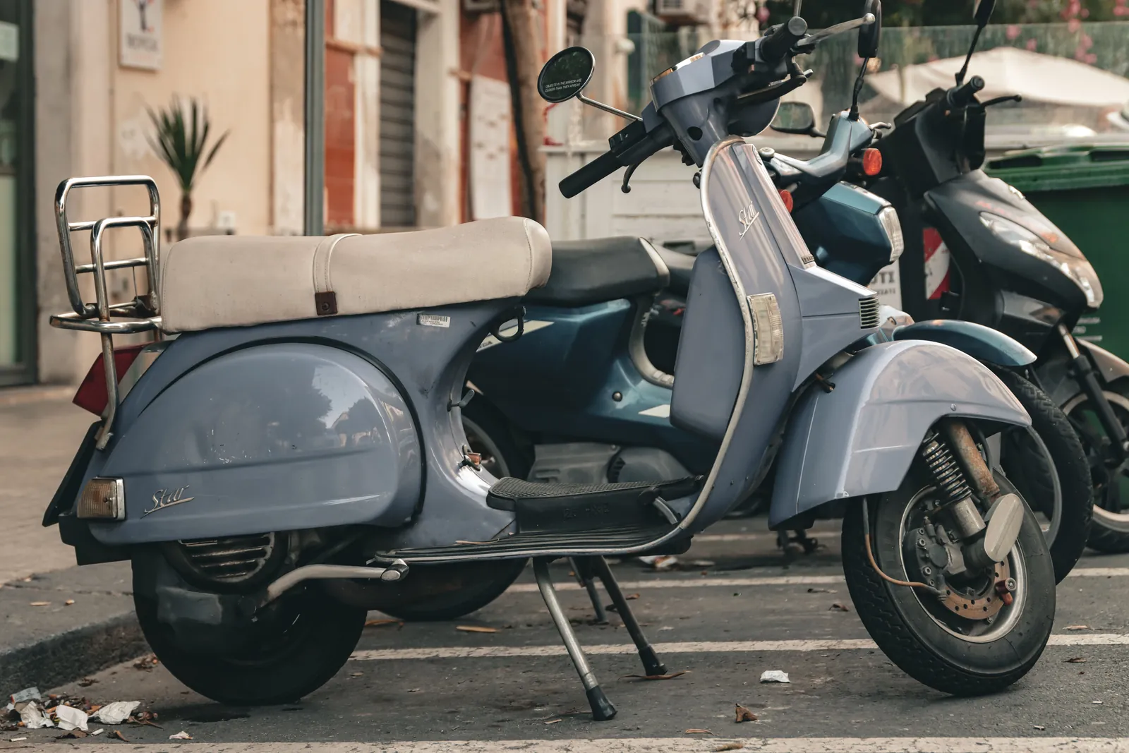 Απόσυρση μοτοσυκλέτας σταθμευμένης σε δρόμο
