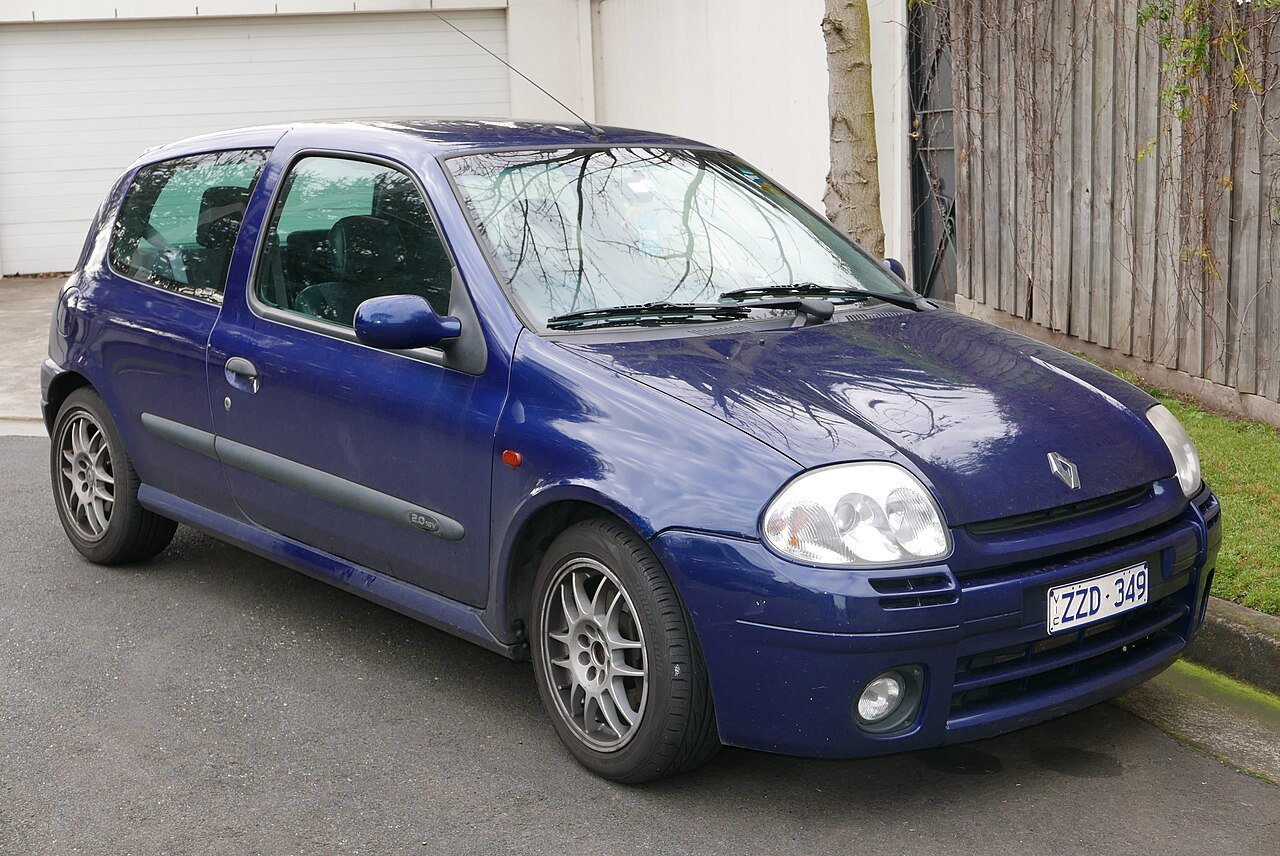 Μπλε Renault Clio σταθμευμένο στο δρόμο, με πινακίδα κυκλοφορίας.