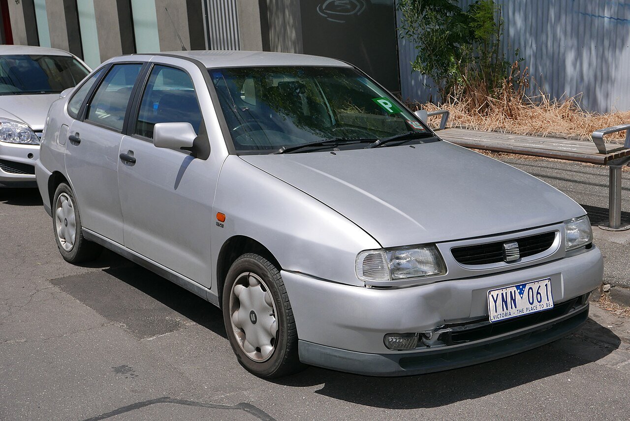 Ασημί Seat Cordoba σταθμευμένο στο δρόμο, με μικρές φθορές.