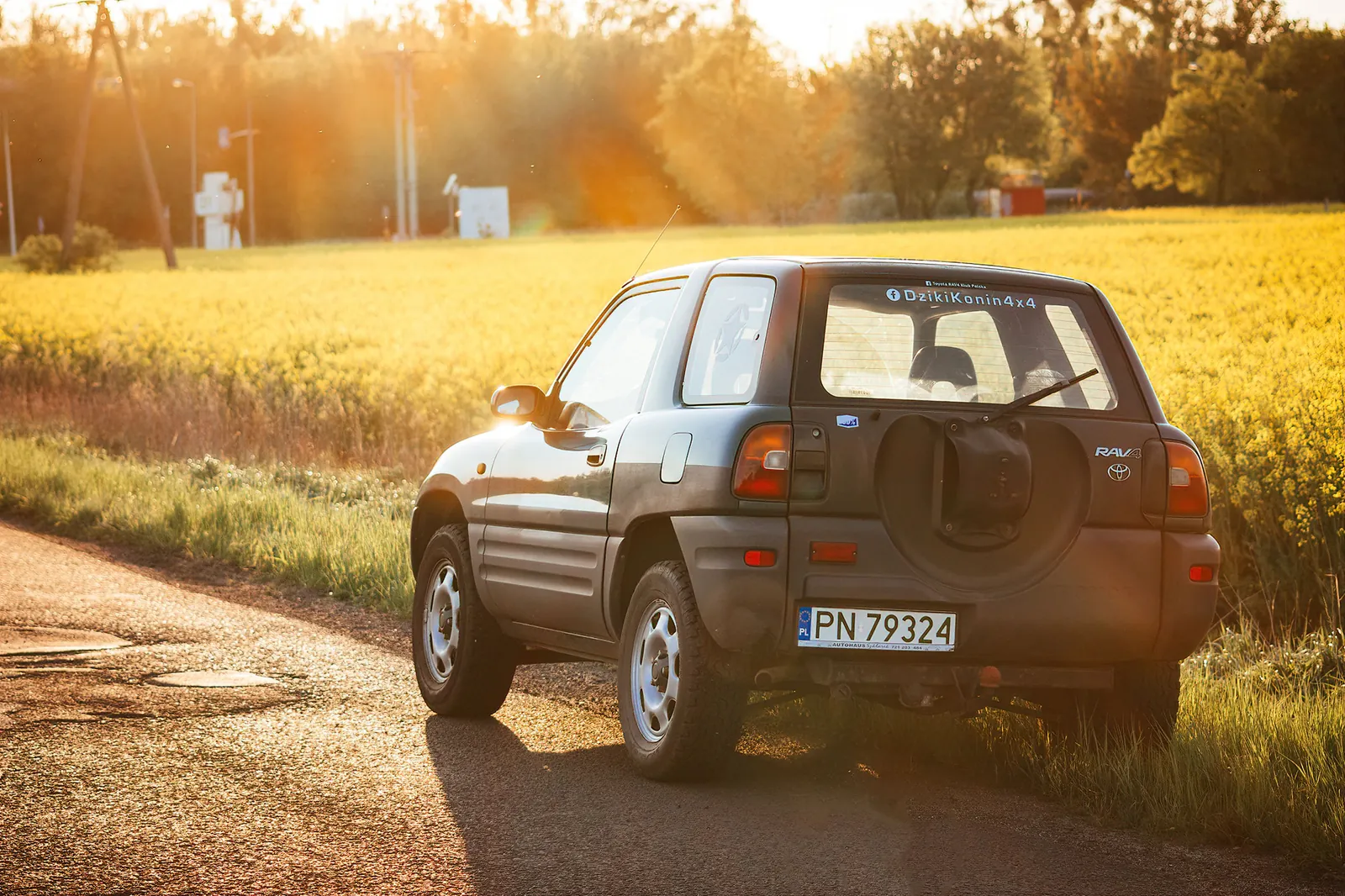 Απόσυρση SUV, τετρακίνητο σταθμευμένο σε δρόμο
