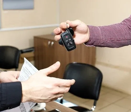 Παράδοση κλειδιών αυτοκινήτου και εγγράφων