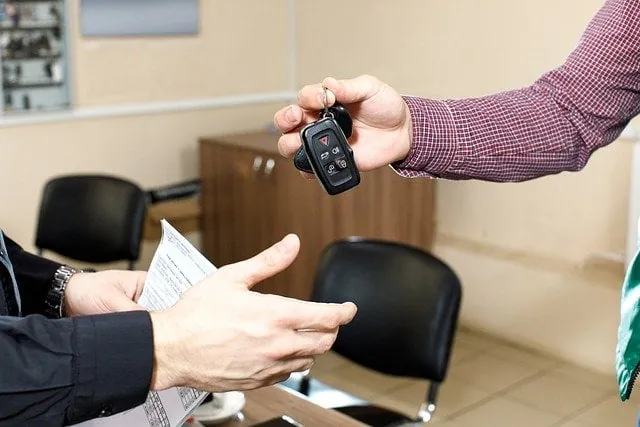 Παράδοση κλειδιών αυτοκινήτου και εγγράφων